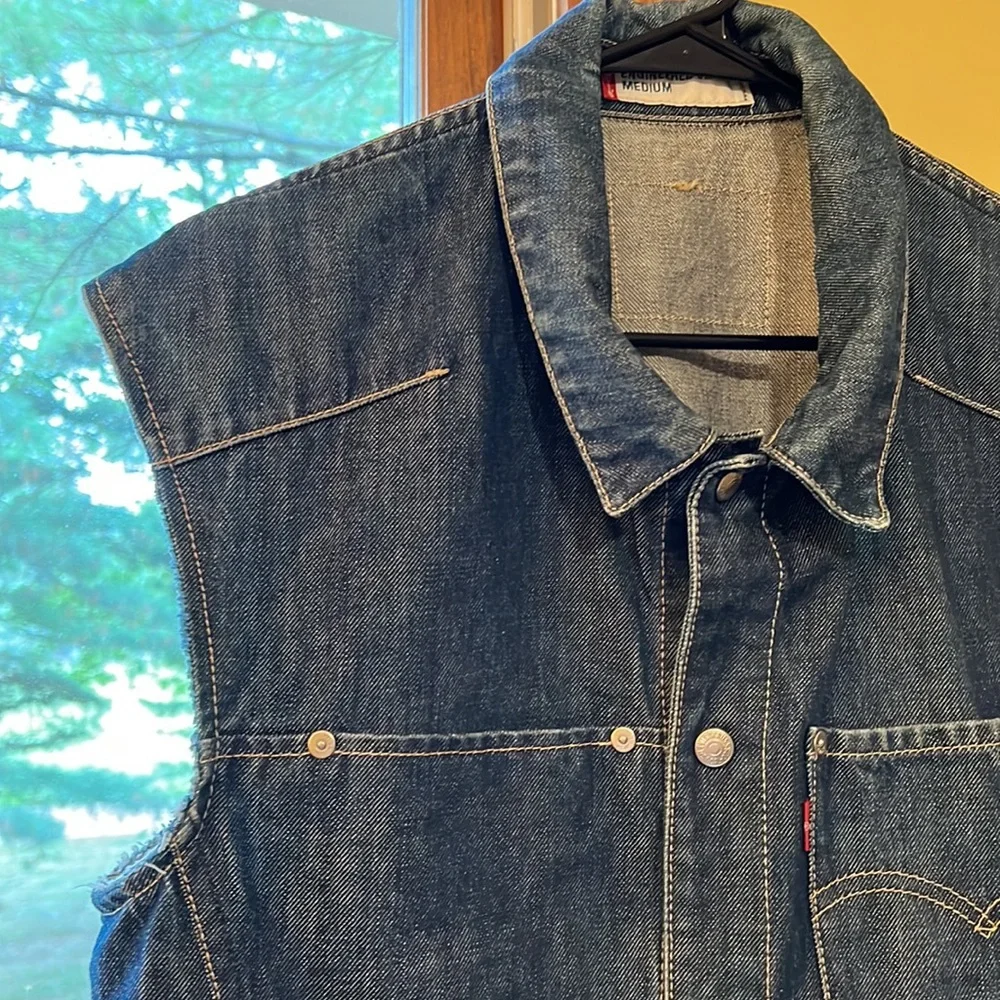Levi’s Men’s Vest/Waistcoat Like New Medium Denim Blue Classic Collar Buttons - Picture 5 of 11